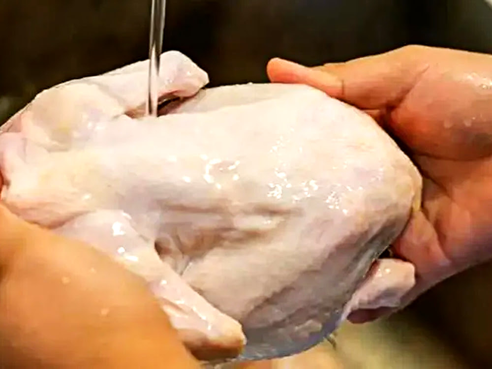 Sơ chế thịt gà làm gà ủ muối